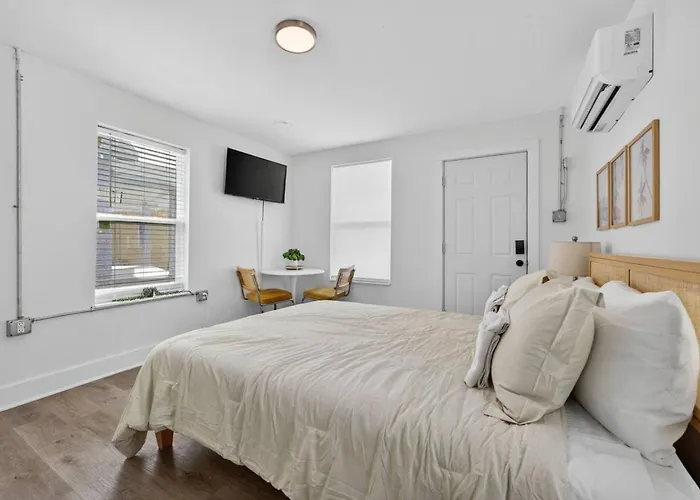 Unit 11 Simple Affordable Minutes From Nas
